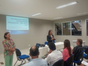 A vice-prefeita de Campo Grande Adriane Lopes (ao centro) em reunião com novos gestores da Sesau. (Foto: Hena/Sesau)