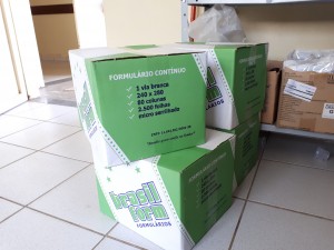 Cada unidade recebeu cinco caixas de papel contínuo que duram em média 3 semanas. (Foto: SESAU).