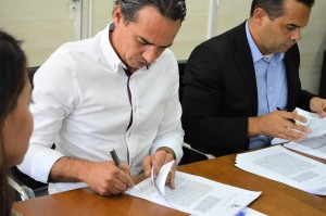 O prefeito Marquinhos Trad ao lado do secretário de Saúde, Marcelo Vilela, durante assinatura de convênio com a HU. (PMCG)