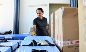 O prefeito Marquinhos Trad durante entrega de equipamentos e mobiliário nas unidades de saúde da Capital. (Foto: Geronimo Interlandi/PMCG)