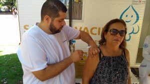 População pertencente aos grupos de risco estão sendo vacinadas na Praça Ary Coelho. (Foto: Assessoria/SESAU)