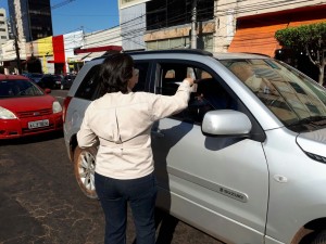 Agentes fizeram abordagens nos cruzamentos da região central de Campo Grande. (Foto: Sesau)