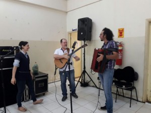 O médico Paulo de Tarso (violão) acompanha do músico Gerson Douglas, ex-integrante do grupo Tradição.