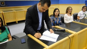 Documento instituindo o Comitê de Combate à Sífilis sendo assinado pelo secretário de Saúde Marcelo Vilela. (Foto: Sesau).