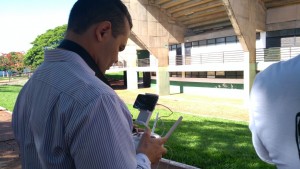 Secretário de Saúde Marcelo Vilela operando o Drone.