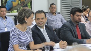 A procuradora do município, Viviane Moura e o secretário de saúde Marcelo VIlela (centro) durante reunião. (Foto: SESAU).
