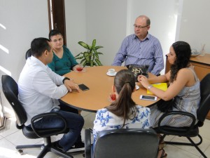 Secretário de Saúde de Campo Grande Marcelo Vilela (branco) durante reunião com o visitante secretário de Palmas (azul). (Foto: SESAU).