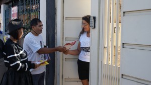 Os agentes estão visitando as casas e comércios distribuindo materiais de orientação. (Foto: SESAU).