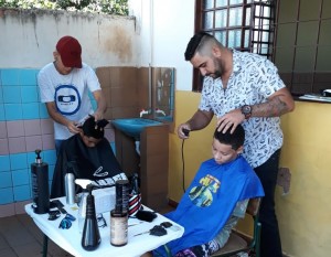 Corte de cabelo gratuito foi oferecido durante a ação. 