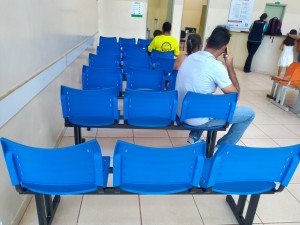 Nas UPAs Vila Almeida e Santa Mônica cadeiras já estão sendo utilizadas. (Foto: SESAU).