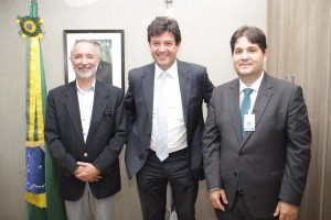 Carlos Ildemar Barbosa (esquerda), o ministro Luiz Henrique Mandetta e o secretário municipal de Saúde, José Mauro Filho.