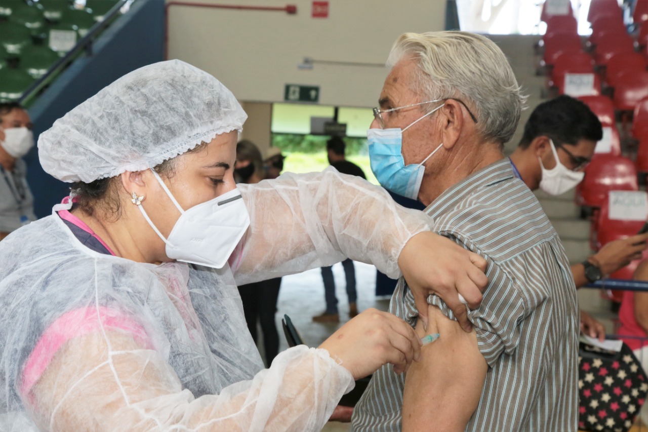 Terça-feira tem vacina contra Covid-19 e Influenza em unidades da Capital