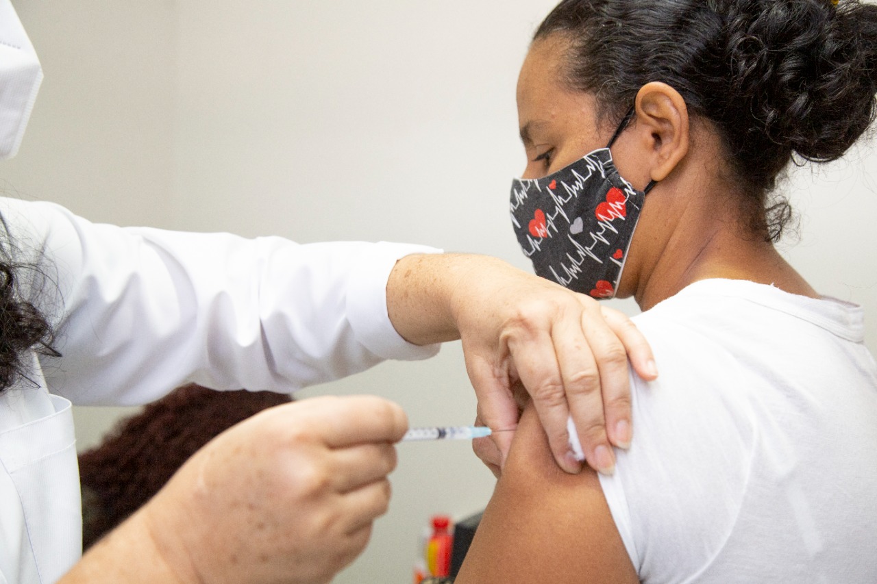 Vacinação contra a Covid-19 e Gripe segue disponível nas unidades básicas e de saúde da família