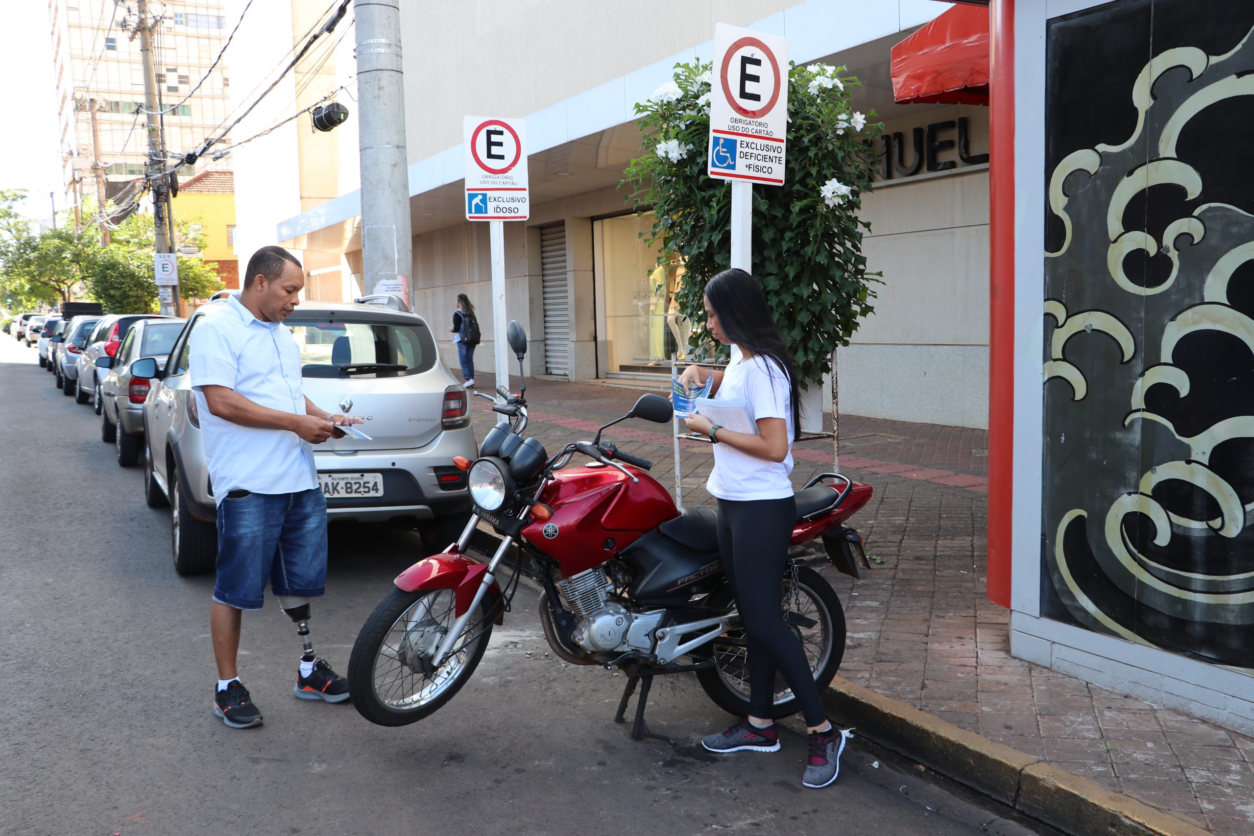 SDHU promove ação sobre respeito a vaga de estacionamento para pessoas com deficiência