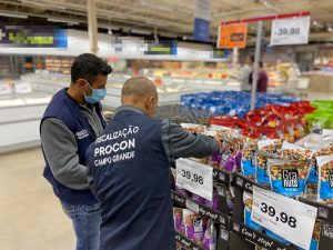 Supermercado é multado pelo Procon por produtos sem preço e vencidos