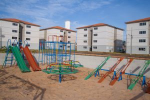 Beneficiários assinam contratos de apartamentos do Residencial Jardim Canguru