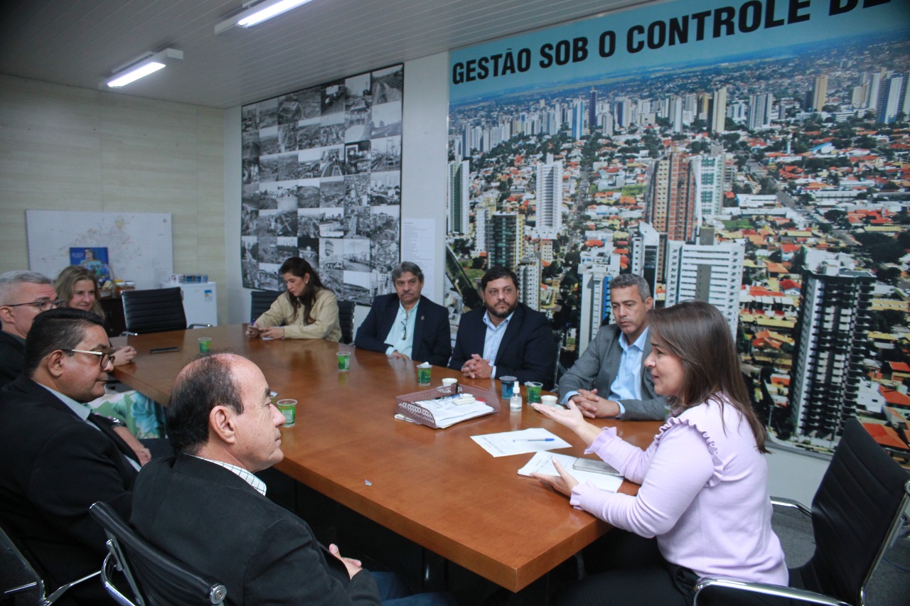 Prefeita Adriane Lopes apresenta projetos de integração e desenvolvimento econômico à delegação do Acre