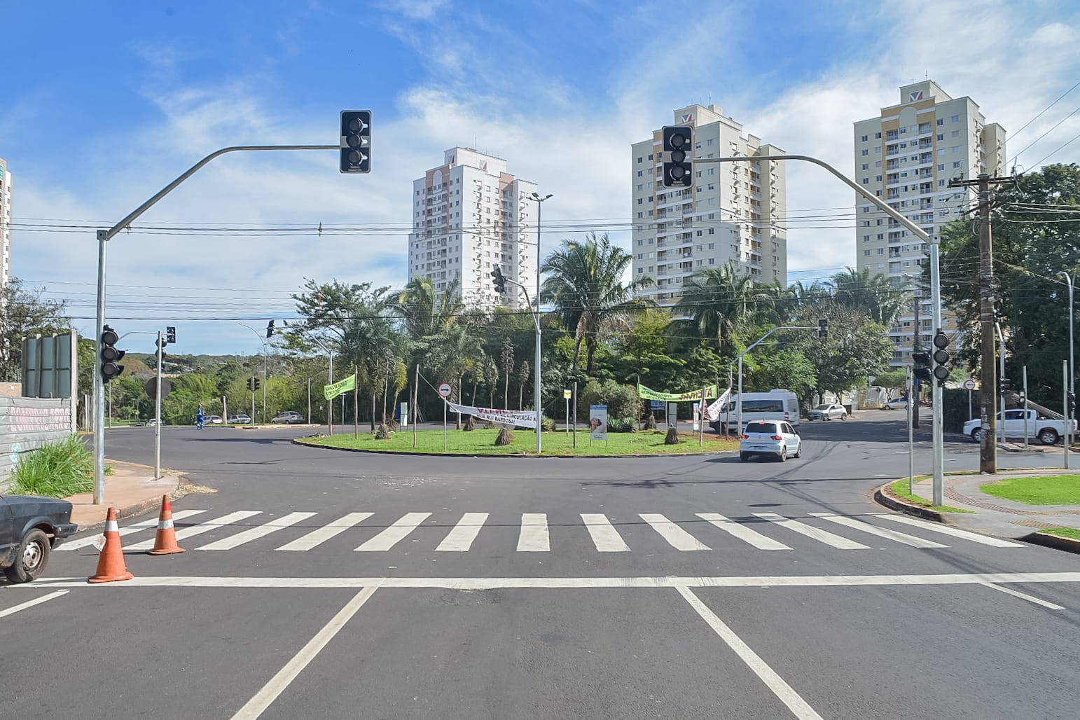 Começa a instalação de semáforos na rotatória da Rui Barbosa/Rachid Neder
