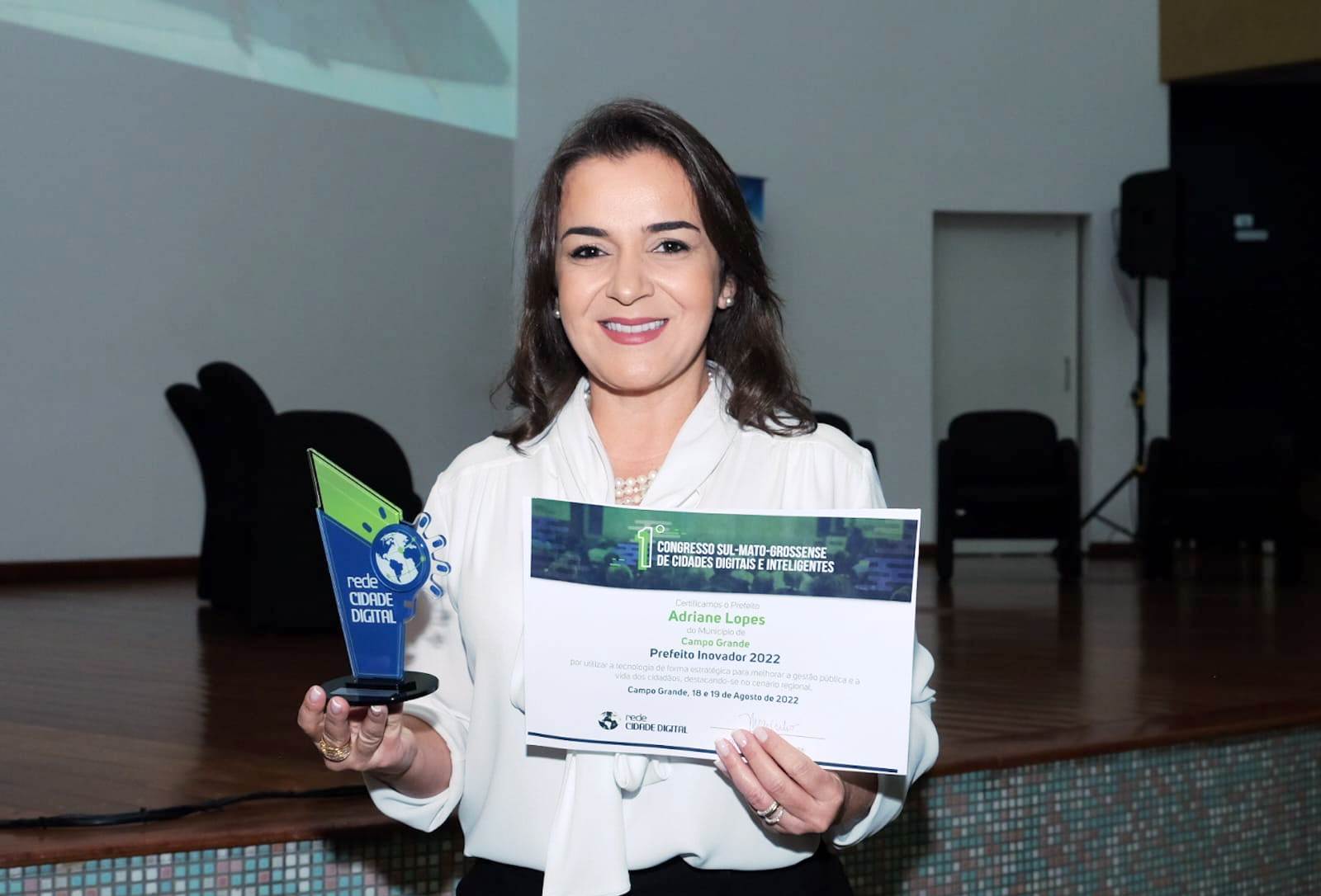 Em 4 meses de gestão, Adriane Lopes conquista prêmio de Prefeito Inovador com projeto de telemedicina