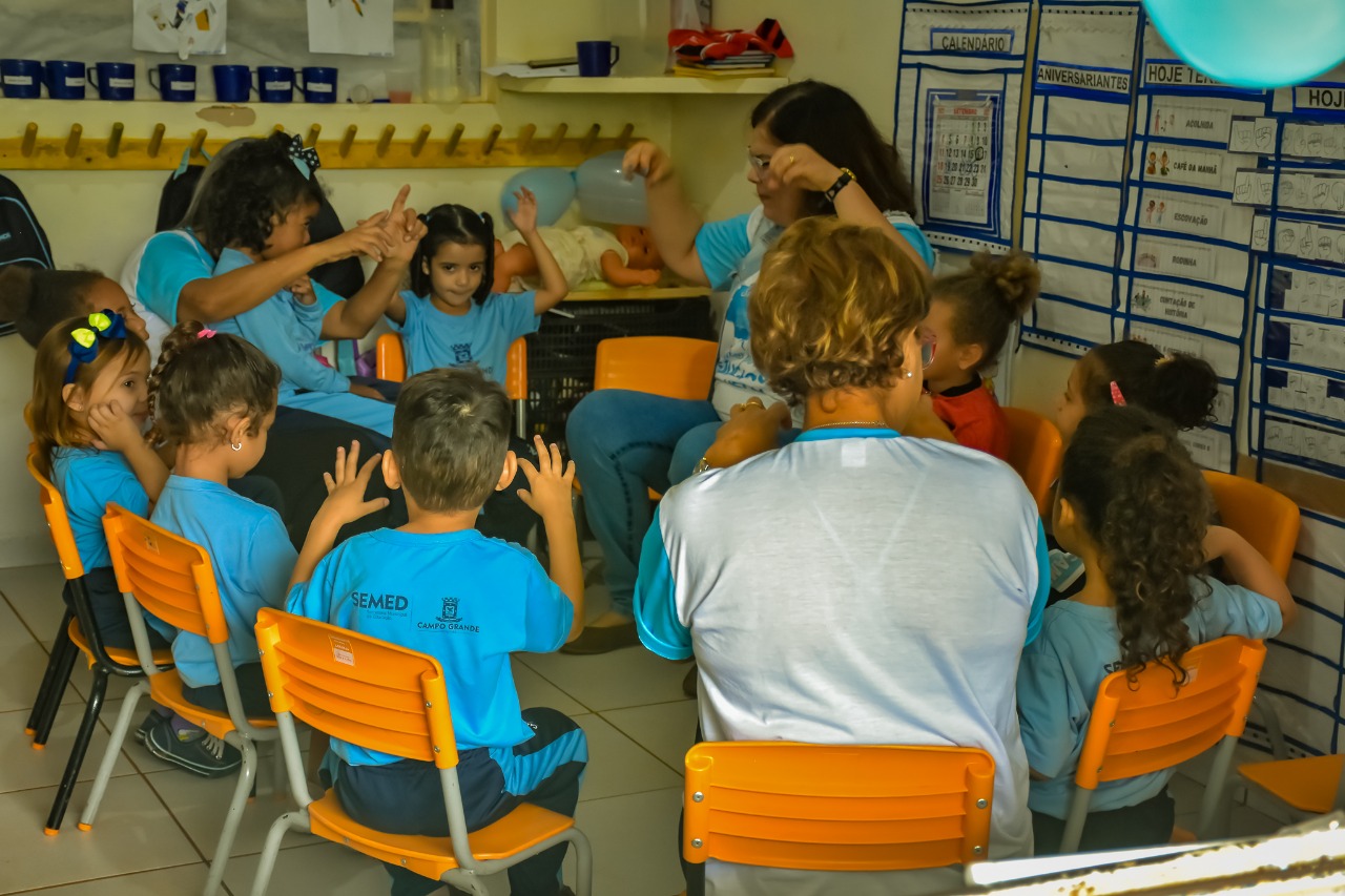Alunos aprendem Libras e ensino garante inclusão de aluna surda em Emei |  CGNotícias