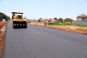 Prefeitura conclui asfalto em novo acesso ao Tiradentes e inicia implantação de Semáforos