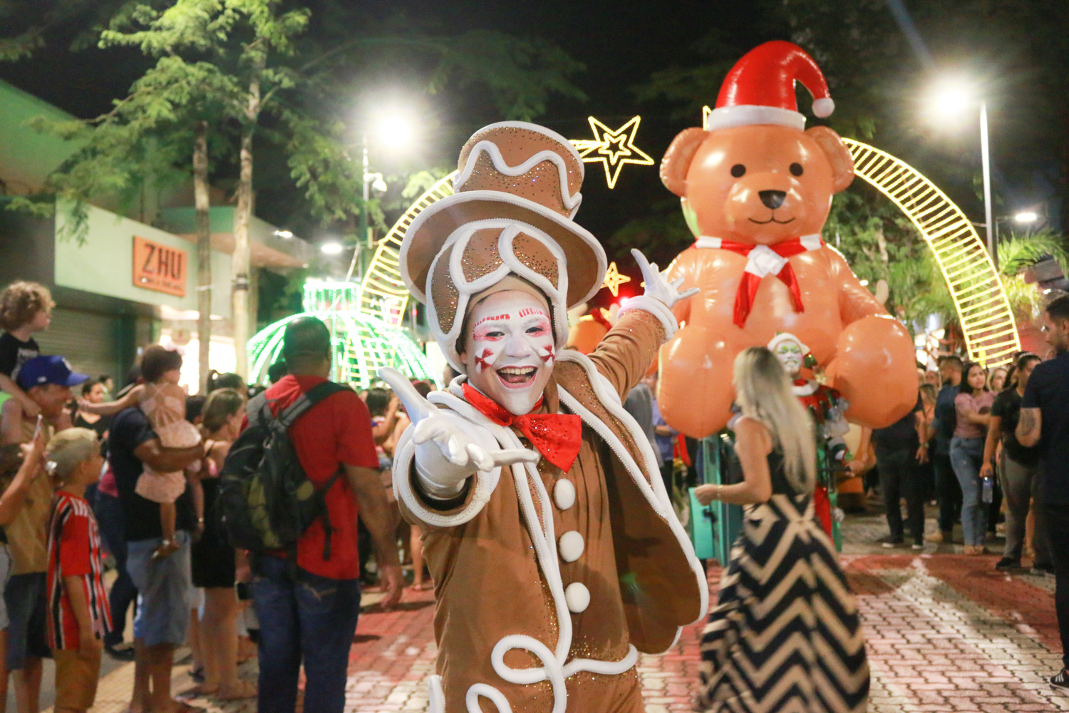 Hoje tem Parada Natalina com desfile de personagens e cortejo musical na  Rua 14 de Julho | CGNotícias