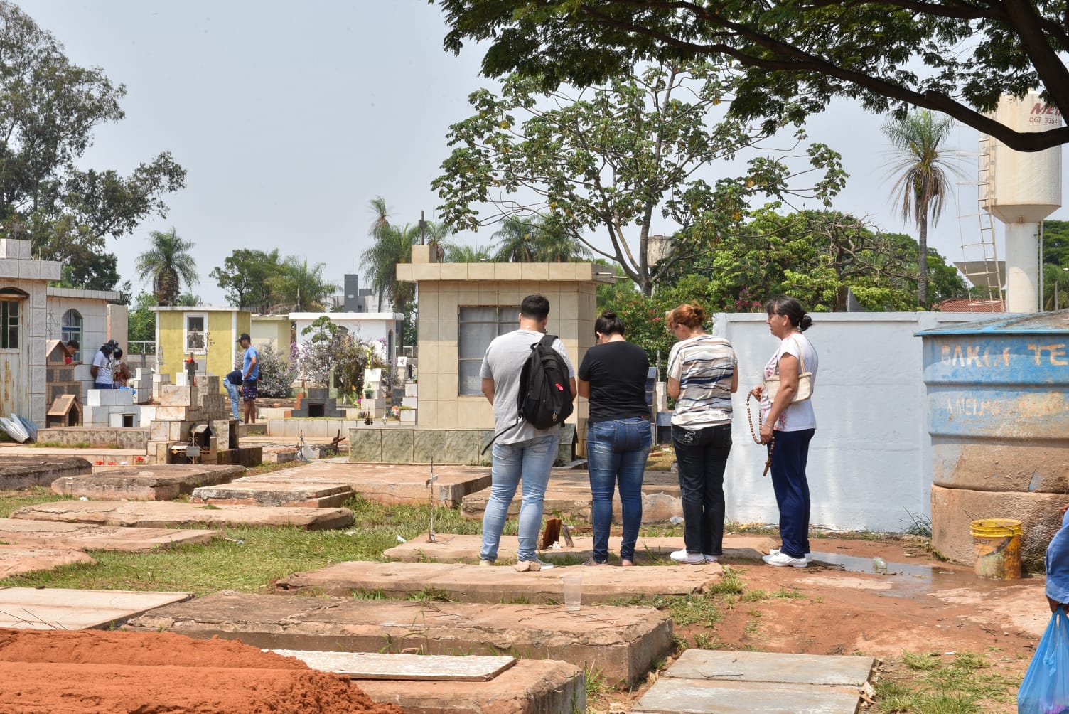 Famílias aproveitam feriado de Finados para visitar cemitérios e homenagear entes queridos