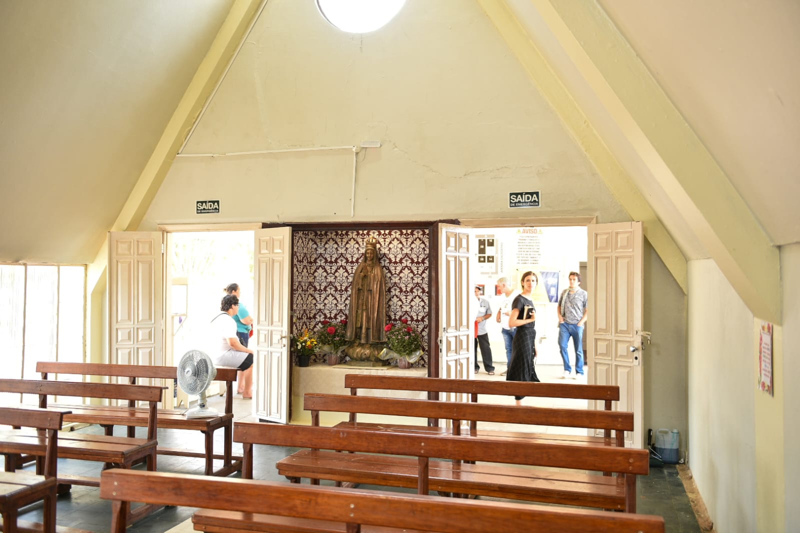 Famílias aproveitam feriado de Finados para visitar cemitérios e homenagear entes queridos