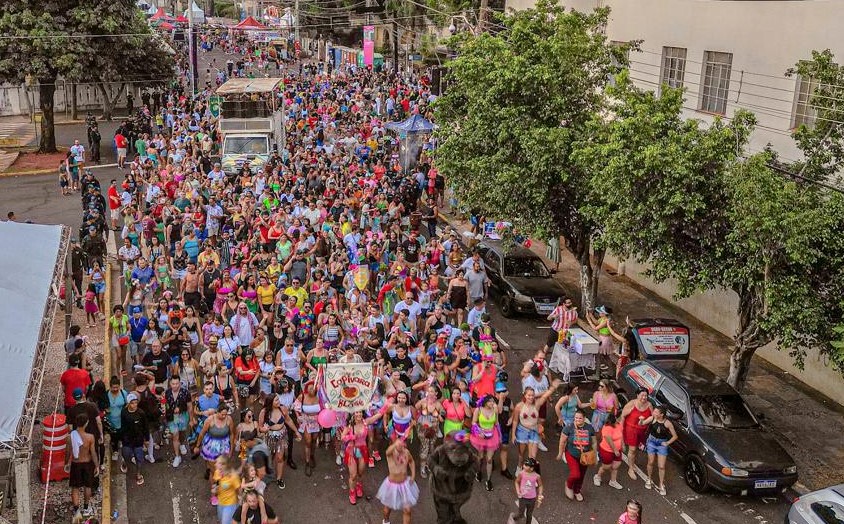Blocos de rua lotam Esplanada Ferroviária no Carnaval de Campo Grande