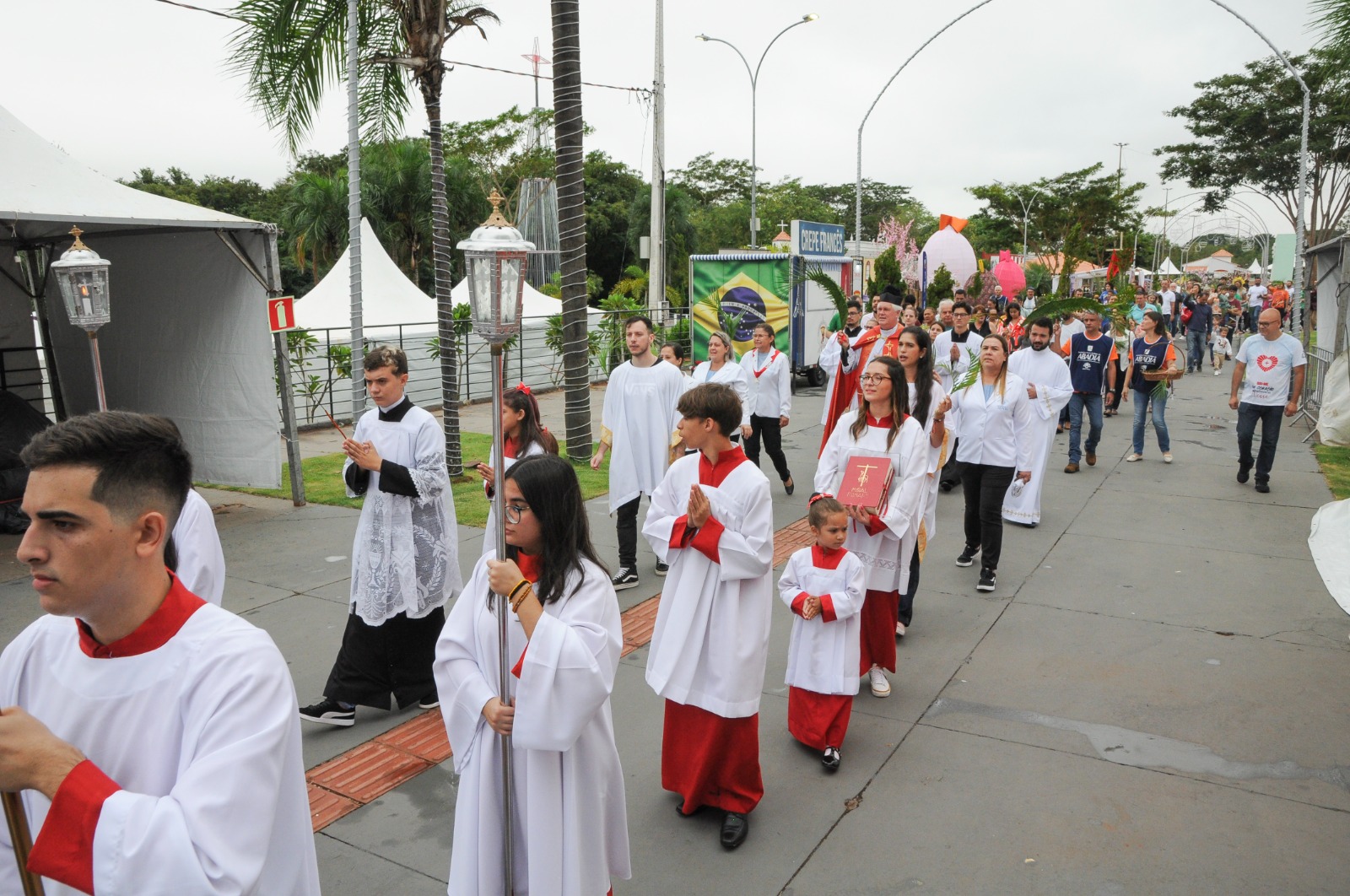 Domingo de Ramos é celebrado com procissão e missa em Campo Grande