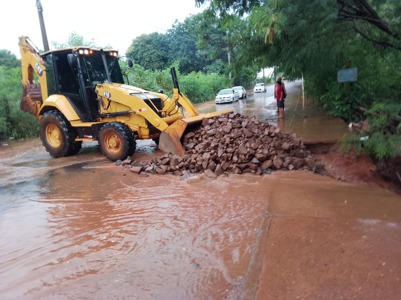 Prefeitura mobiliza equipes para solução emergencial de pontos críticos após chuva